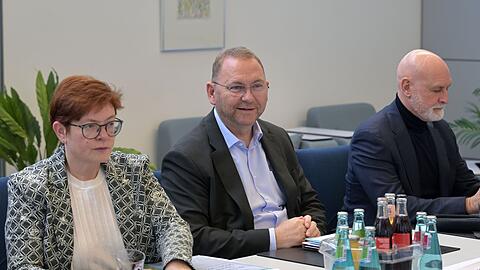 Christine Behle, Verdi-Vize, im Verhandlungsraum in Potsdam, neben ihr Verdi-Chef Frank Werneke und dbb-Chef Volker Geyer. (Archivbild)