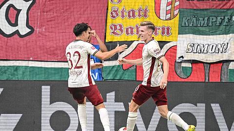 B&auml;renstark vor den Augen des Bundestrainers: Anton Kade (r) beim Torjubel nach seinem 2:0.