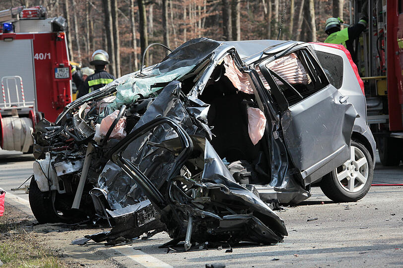 Schwerer Unfall auf der B12: Der Fahrer des Nissan kam dabei ums Leben.