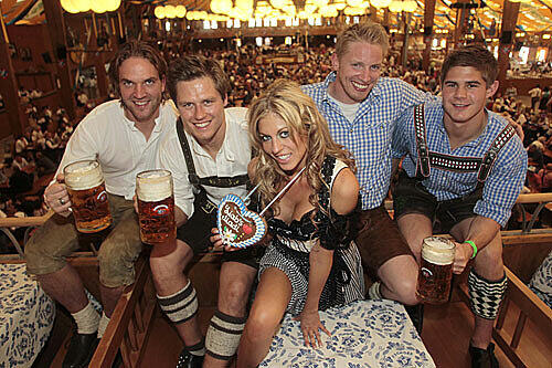 Apropos Argumente: Die hat auch Wiesn-Playmate Julia Schober vorzuweisen, hier bei einem Fotoshooting mit den Eishockey-Cracks vom EHC München.