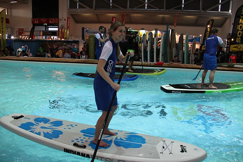 Probieren geht über studieren - also nichts wie rauf aufs Board! AZ-Redakteurin Victoria beweist, dass man auch ohne Vorkenntnisse eine gute Figur auf auf einem Stand Up Paddle Board machen kann.