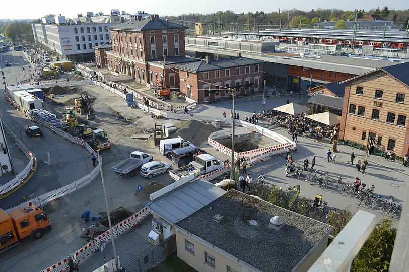Blick oben oben auf den Bahnhofsplatz in Pasing.