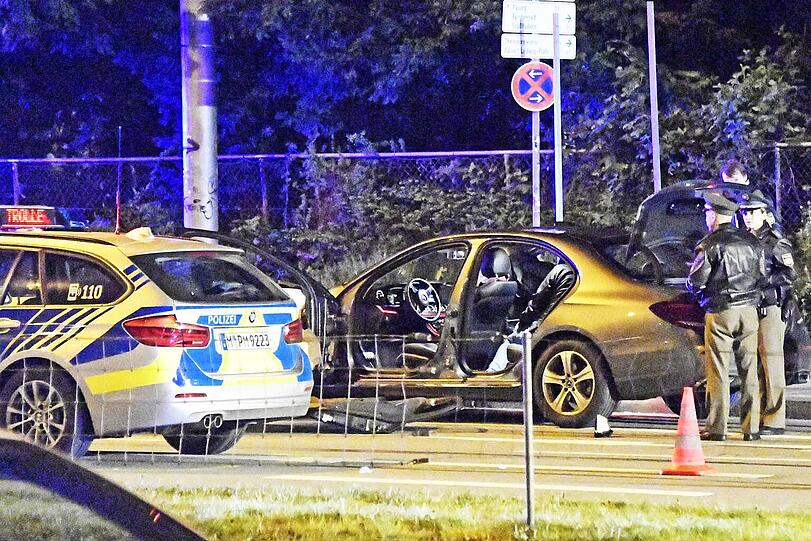 Wegen Übermüdung krachte der Fahrer eines BMW M2 in einen von der Polizei angehaltenen Mercedes und verletzte dabei zwei Beamte schwer.
