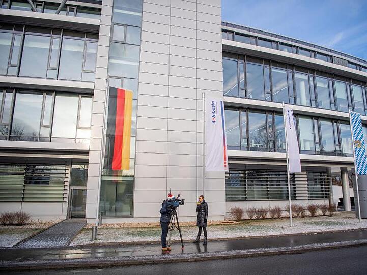 Ein Kamerateam dreht vor dem Webasto-Standort. Foto: Lino Mirgeler/dpa/Archiv