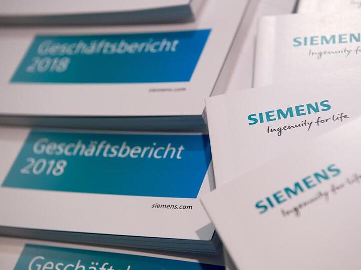 Geschäftsberichte 2018 der Siemens AG liegen vor Beginn der Hauptversammlung in der Olympiahalle in einem Pressezentrum. Foto: Sven Hoppe
