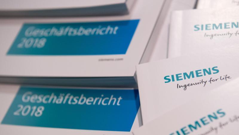 Geschäftsberichte 2018 der Siemens AG liegen vor Beginn der Hauptversammlung in der Olympiahalle in einem Pressezentrum. Foto: Sven Hoppe