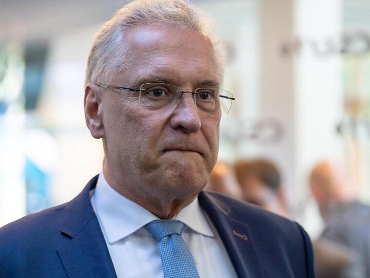 Der Innenminister von Bayern, Joachim Herrmann. Foto: Peter Kneffel/dpa/Archivbild