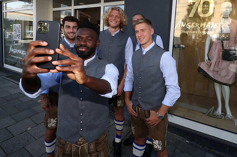 Die Löwen bei der Wiesn-Einkleidung bei Trachten Angermaier.