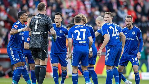 Spieler vom FC Schalke 04 motivieren sich vor Spielbeginn im Kreis.