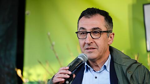 Der grüne Agrarminister Cem Özdemir stärkt Krabbenfischern den Rücken.