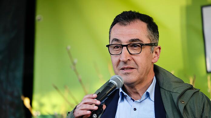 Der grüne Agrarminister Cem Özdemir stärkt Krabbenfischern den Rücken.