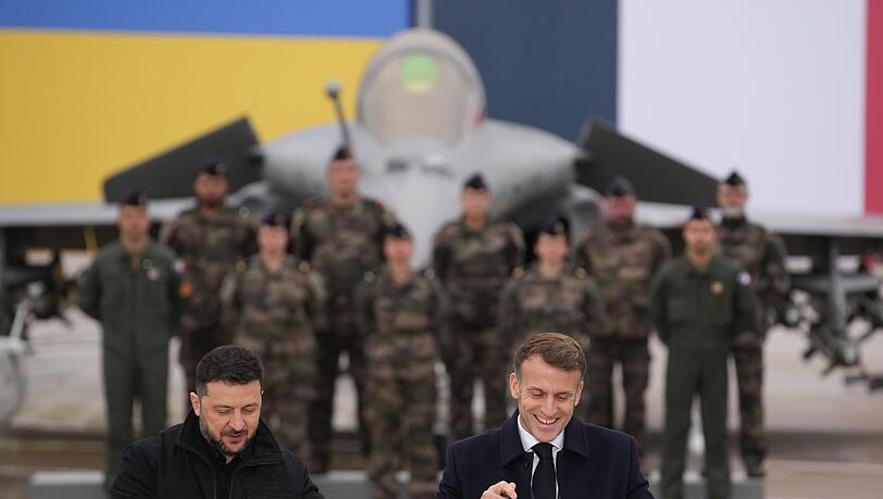 Selenskyj und Macron unterzeichneten eine Absichtserklärung zum Kauf von bis zu 100 Rafale-Jets durch Kiew. Selenskyj und Macron unterzeichneten eine Absichtserklärung zum Kauf von bis zu 100 Rafale-Jets durch Kiew.