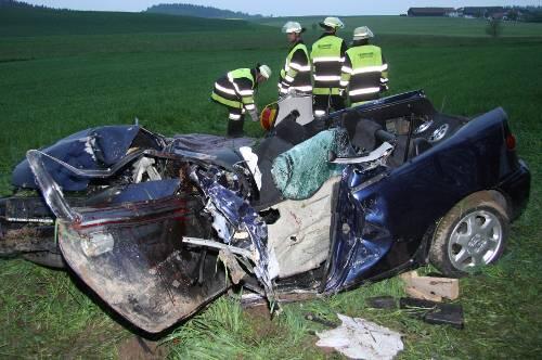 Das völlig zerstörte Wrack des Opel Tigra, in dem der 18-Jährige starb.