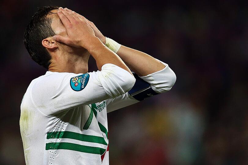 EM 2012: Halbfinalaus gegen Spanien. Wie bitter für Ronaldo - wieder gibt's keinen Titel mit Portugal. Diesmal scheiterte er im Elfmeterschießen an Spanien. Aber Cristiano hat nicht nur die Haare schön, keiner leidet so schön wie der Superstar von Real Madrid.