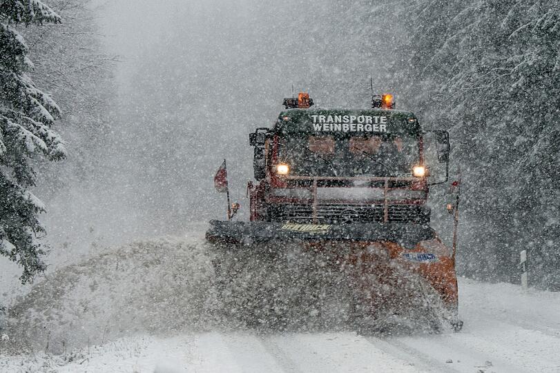 In Bodenmais musste sogar ein Räumfahrzeug ausrücken.