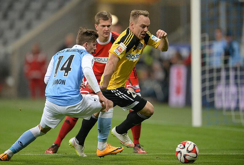 Torwart Daniel Bernhardt und Arne Feick vom VfR Aalen wehren einen Angriff vom Münchner Krisztian Simon ab. Foto: Andreas Gebert