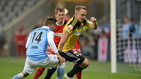 Torwart Daniel Bernhardt und Arne Feick vom VfR Aalen wehren einen Angriff vom Münchner Krisztian Simon ab. Foto: Andreas Gebert