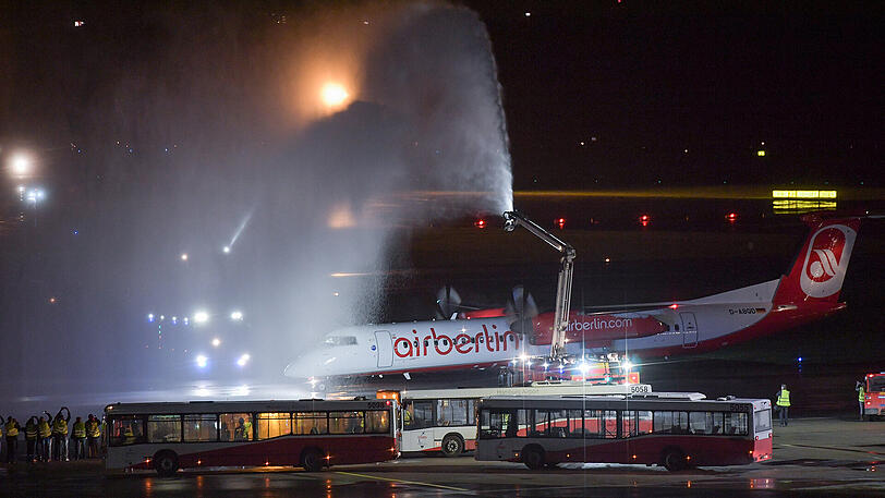 Der allerletzte Air-Berlin-Flug startete in Düsseldorf. Passagiere haben zum Abschied Schokolade bekommen, der Flieger eine Wasserdusche.
