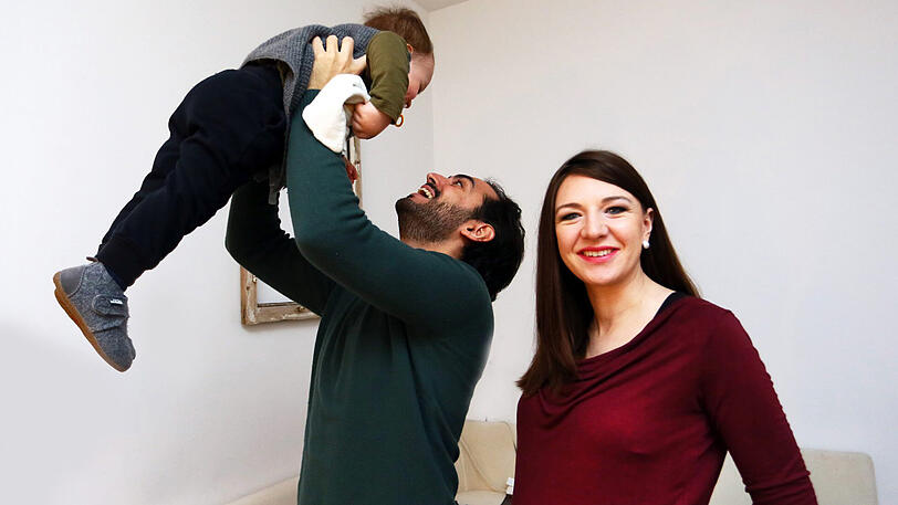 Entspannter und günstiger leben auf dem Land? Laura und Marco Rossi mit ihrem Sohn Bruno in ihrer Wohnung in der Maxvorstadt.