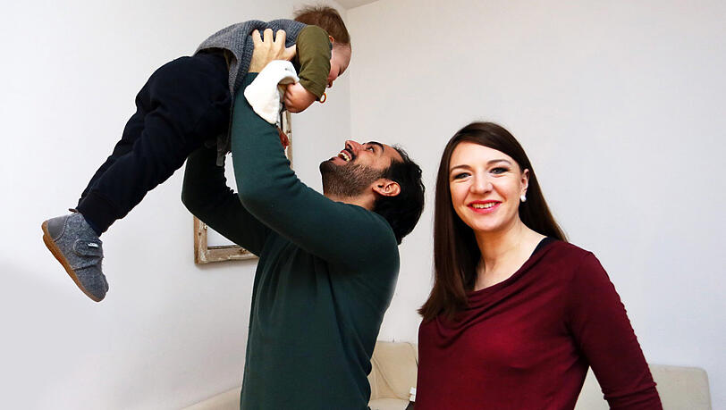 Entspannter und günstiger leben auf dem Land? Laura und Marco Rossi mit ihrem Sohn Bruno in ihrer Wohnung in der Maxvorstadt. Entspannter und günstiger leben auf dem Land? Laura und Marco Rossi mit ihrem Sohn Bruno in ihrer Wohnung in der Maxvorstadt.
