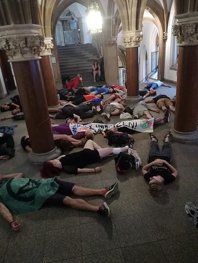 Aktivisten protestieren am Mittwochmorgen im Rathaus.