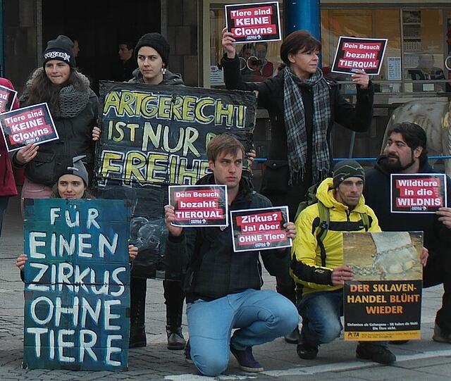 Die Besucher strömen trotz dieser drastischen Plakate in den Zirkus.
