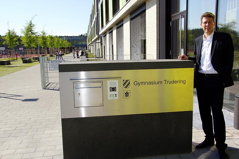 Markus Blume führt eine Bürgersprechstunde am telefon durch. (Hier ein Archivfoto von der Eröffnung des Truderinger Gymnasiums)