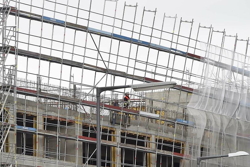 Wackeliges Stahlgerüst: Während der Sicherungsarbeiten der Feuerwehr musste die Baumkirchner Straße drei Stunden gesperrt werden.