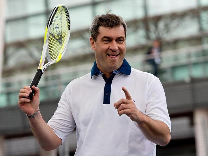 Der bayerische Ministerpräsident Markus Söder (CSU) spielt am Flughafen in München anlässlich eines Pressetermins für die BMW Open Tennis. Foto: Sven Hoppe