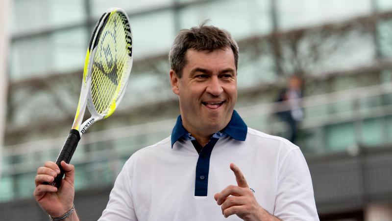 Der bayerische Ministerpräsident Markus Söder (CSU) spielt am Flughafen in München anlässlich eines Pressetermins für die BMW Open Tennis. Foto: Sven Hoppe Der bayerische Ministerpräsident Markus Söder (CSU) spielt am Flughafen in München anlässlich eines Pressetermins für die BMW Open Tennis. Foto: Sven Hoppe