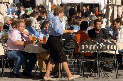 Straßencafe bei Sonne: Am Mittwoch vor allem im Süden
