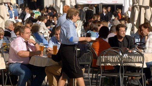 Straßencafe bei Sonne: Am Mittwoch vor allem im Süden Straßencafe bei Sonne: Am Mittwoch vor allem im Süden