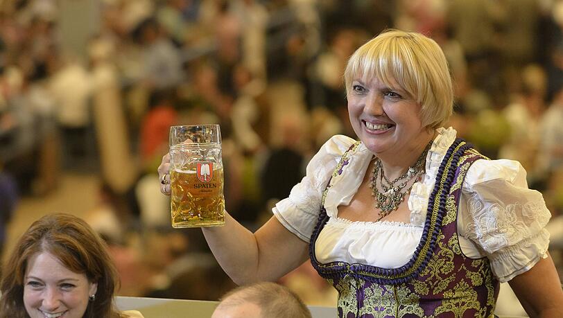 Dirndl ist auf dem Oktoberfest Pflicht: Das weiß auch Grünen-Politikerin Claudia Roth. Dirndl ist auf dem Oktoberfest Pflicht: Das weiß auch Grünen-Politikerin Claudia Roth.