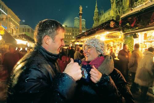 Glühwein als Kälte-Klassiker: Es gibt 18 Weihnachtsmärkte in München, aber den am Marienplatz empfinden nicht nur die Einheimischen als das Original.