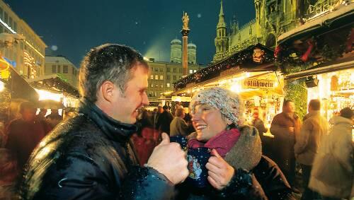 Glühwein als Kälte-Klassiker: Es gibt 18 Weihnachtsmärkte in München, aber den am Marienplatz empfinden nicht nur die Einheimischen als das Original. Glühwein als Kälte-Klassiker: Es gibt 18 Weihnachtsmärkte in München, aber den am Marienplatz empfinden nicht nur die Einheimischen als das Original.