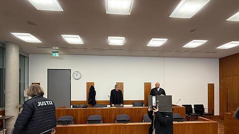 Vor drei Jahren hatte das Landgericht die heute 54-Jährige unter anderem wegen dreifachen Mordes und versuchten Mordes in zehn Fällen zu einer lebenslangen Freiheitsstrafe mit Feststellung der besonderen Schwere der Schuld verurteilt.