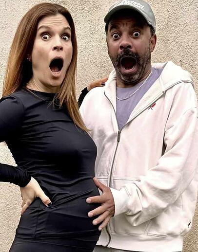 Mit diesem Foto verk&uuml;ndeten Lisa und Simon Pearce, dass sie Nachwuchs erwarten.