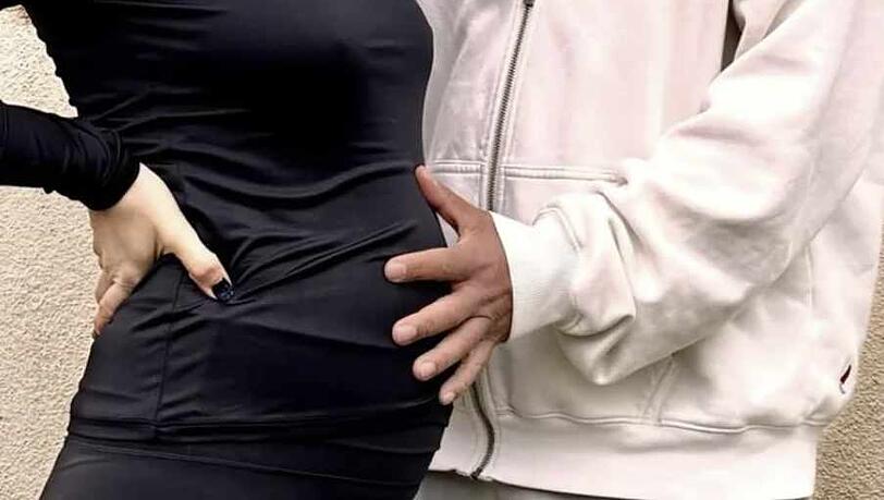 Mit diesem Foto verk&uuml;ndeten Lisa und Simon Pearce, dass sie Nachwuchs erwarten.