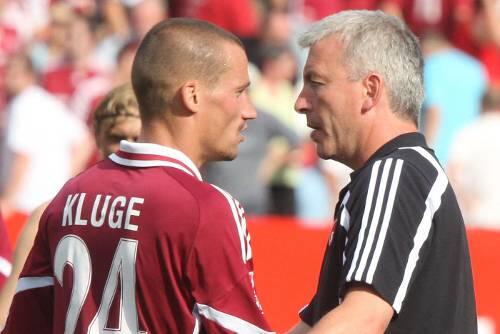 Peer Kluge schlägt die Cottbus-Taktik vor, weil Co-Trainer Armin Reutershahn (r.) weiß, dass Frankfurt lieber reagiert als agiert.