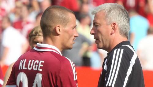 Peer Kluge schlägt die Cottbus-Taktik vor, weil Co-Trainer Armin Reutershahn (r.) weiß, dass Frankfurt lieber reagiert als agiert. Peer Kluge schlägt die Cottbus-Taktik vor, weil Co-Trainer Armin Reutershahn (r.) weiß, dass Frankfurt lieber reagiert als agiert.