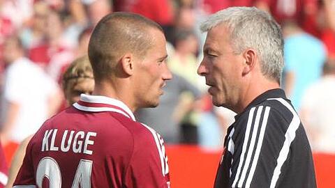 Peer Kluge schlägt die Cottbus-Taktik vor, weil Co-Trainer Armin Reutershahn (r.) weiß, dass Frankfurt lieber reagiert als agiert.