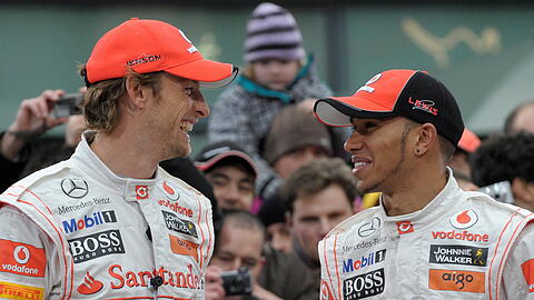 Die McLaren-Piloten Lewis Hamilton (l) und Jenson Button schauen positiv auf die neue Saison.