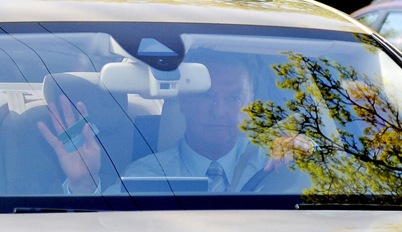 Der beurlaubte Bayern-Coach kam am Montag unerwartet an die Säbener Straße. Louis van Gaal holte seine Unerlagen aus dem Trainerbüro und verabschiedete sich von der Mannschaft