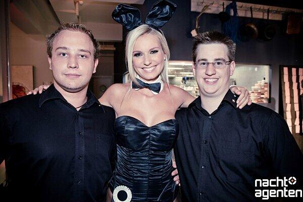 Ein Foto mit einem Playboy-Bunny - für diese jungen Herrn wird ein Traum wahr. Mehr Bilder zur Veranstaltung gibt?s auf www.nachtagenten.de.