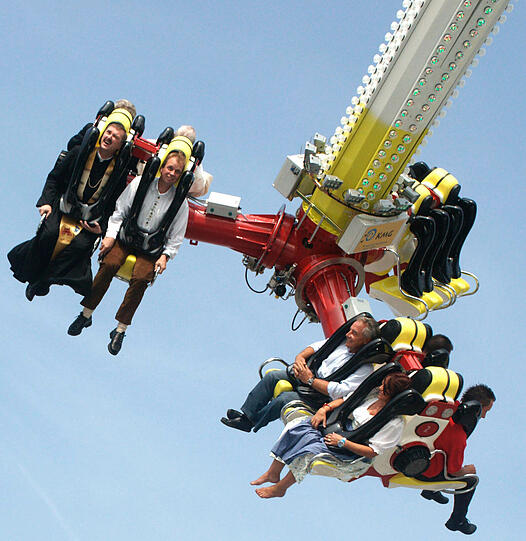 "Völlig losgelöst" fühlen können sich bis zu zwölf Fahrgäste bei einer Fahrt im Flip Fly, der Rundum-Überkopf-Schaukel, die 2011 neu ist auf der Wiesn. In der übergroßen Schiffsschaukel, deren Gondeln sich zusätzlich um die eigene Achse drehen, scheint man der Schwerkraft in 24 Metern Höhe fast zu entfliehen. Auch für das Publikum am Boden ist das ein Kick: Flip Fly schwingt direkt über die Köpfe der Zuschauer.
