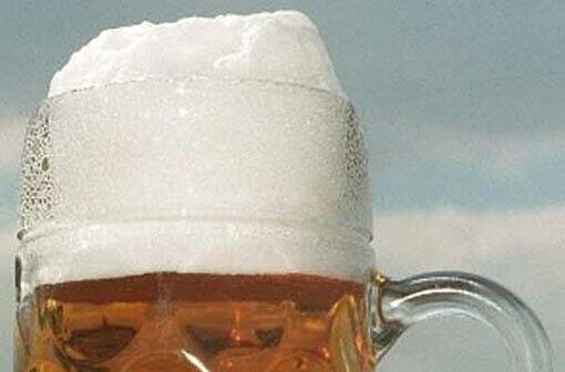 &bdquo;Trinken Sie Bier, sonst sind Sie höchst gefährdet&ldquo; - Georg Tscheuschner hält den Weltrekord im Starkbierbrauen. Sein "Schorschbock" kommt auf 57,5 Prozent.
