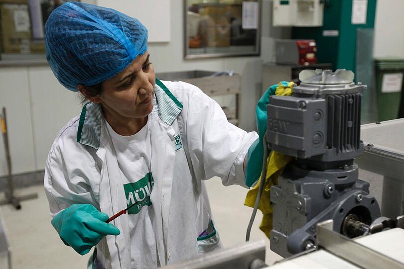 Mitarbeiter von Müller-Brot reinigen am Donnerstag (08.03.2012) im Produktionsgebäude der Müller-Brot GmbH in Neufahrn. Nach jahrelangen Hygieneproblemen hatten die Aufsichtsbehörden die Müller-Brot-Fabrik in Neufahrn bei München Ende Januar 2012 geschlossen. Wenige Wochen später meldete das Unternehmen Insolvenz an.