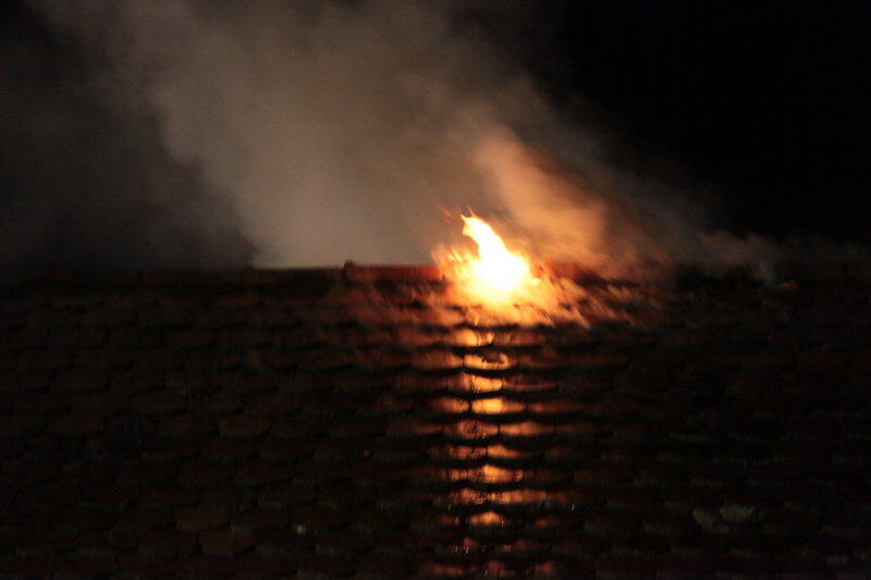 Ein Dachstuhl in Mettenheim steht in Flammen. Die Feuerwehr rückt mitten in der Nacht zum Löschen an. Die Bilder vom Einsatz.