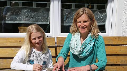 Leben beide dank einer Lebertransplantation: Beate M. und ihe Tochter Franziska (9).
