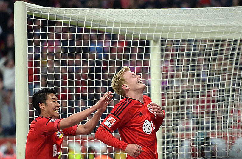 2. Mai 2015: Die Leverkusener Julian Brandt (rechts) und Heung-Min Son feiern am 31. Bundesliga-Spieltag das 2:0 gegen den FC Bayern.